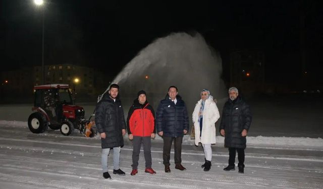 Kars Şehir Stadyumu’nda kar temizleme çalışmaları devam ediyor
