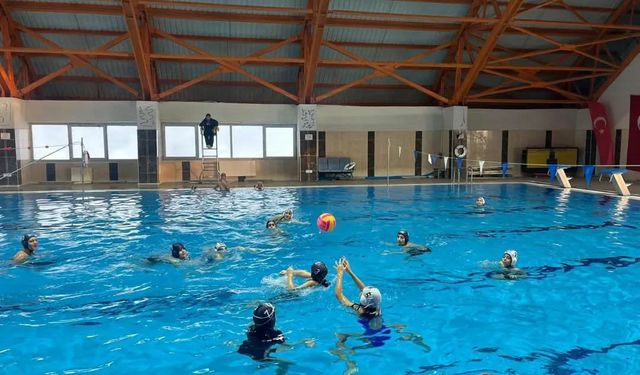 Kars’ta su topu heyecanı havuzlara taştı