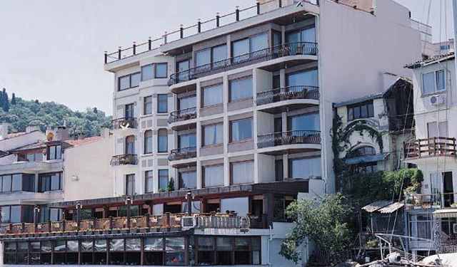 Bebek Otel’in sahil bölümündeki kaçak yapılar yıkılıyor