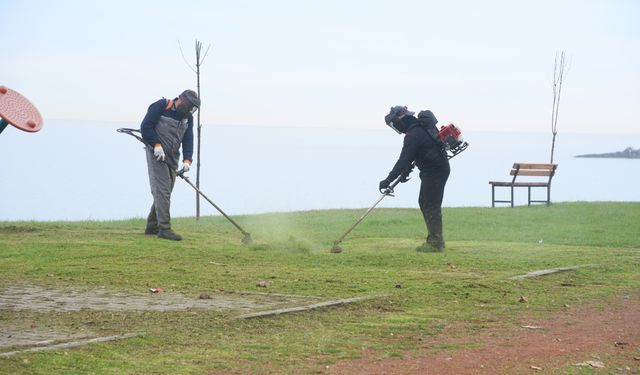 Giresun Belediyesi sahil bandında bakım onarım yapıyor