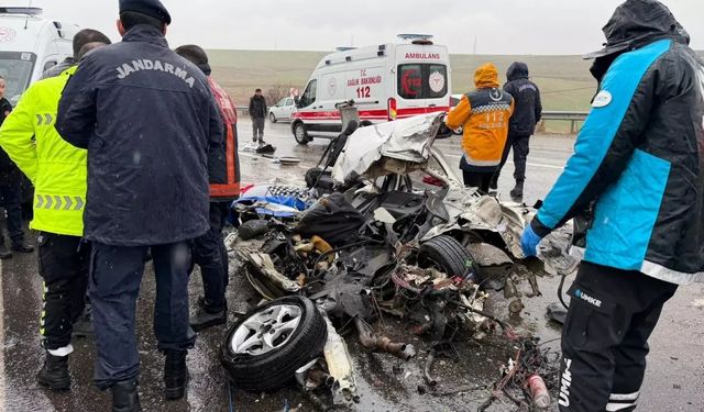 Adıyaman’da feci kazada otomobil kağıt gibi ezildi: 3 ölü, 1 yaralı
