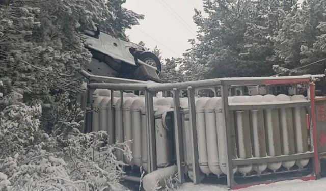 Kastamonu Bozkurt’ta doğal gaz tüpleri taşıyan tır devrildi