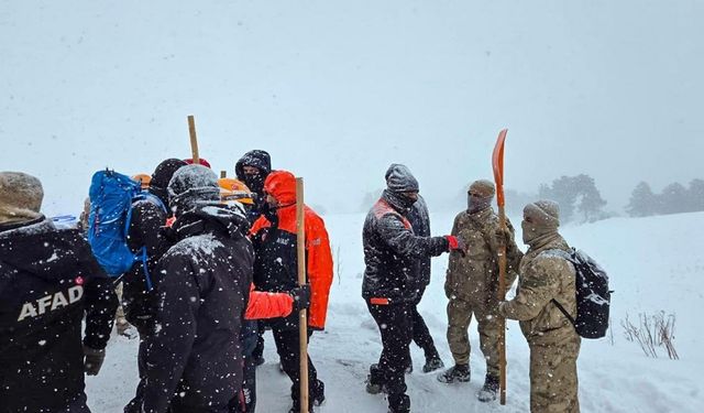 Artvin’de çığ altında kalan 2 çobanı arama çalışmaları sürüyor