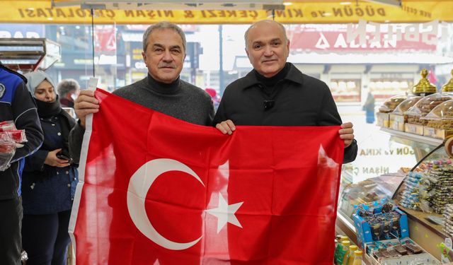 Belediye Başkanı Özlü: "Bu bayrak inmez, vatan bölünmez"