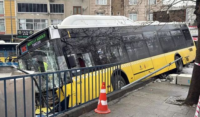 Esenler’de kontrolden çıkan İETT otobüsü otoparka daldı