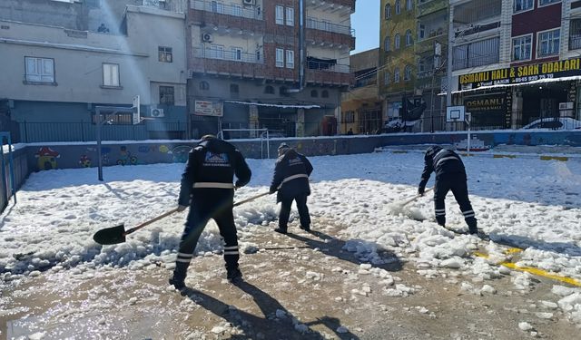 Eyyübiye okulları kar ve buzdan temizleniyor