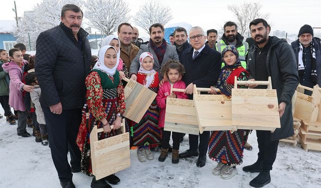 Çocuklara el yapımı geleneksel tahta kızak hediye edildi