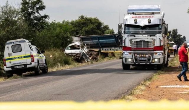 Güney Afrika’da okul servisi ile kamyon çarpıştı: 14 öğrenci hayatını kaybetti