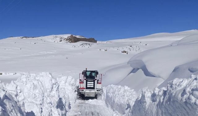 Beytüşşebap’ta kar kalınlığı bazı bölgelerde 2 metreyi aştı