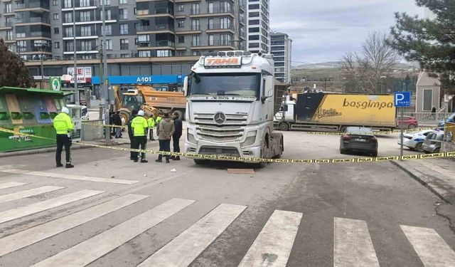 Mamak'ta hafriyat kamyonunun altında kalan yaşlı kadın ağır yaralandı