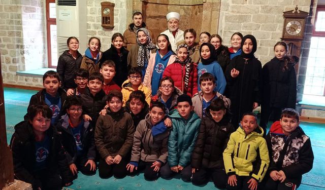 Şehit Samet Üstüner ortaokulu öğrencileri, tarihi paşa caminde