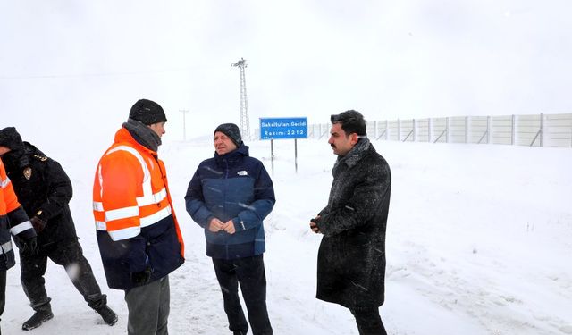 Vali Polat, Sakaltutan Geçidi’nde karla mücadele çalışmalarını inceledi