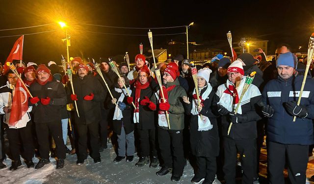 Sarıkamış Şehitleri için eksi 23 derecede meşaleli yürüyüş