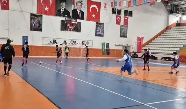Kars’ta futsal rüzgarı: Gençler il birinciliği sona erdi