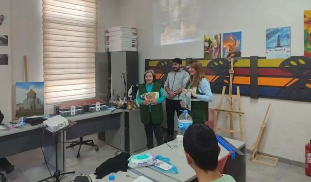 Yeşilay Kars’tan Gençlik Merkezinde bilgilendirme çalışması