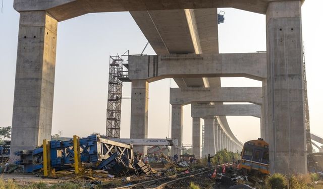 Yolcu treninin üzerine vinç devrildi: 32 ölü, 64 yaralı