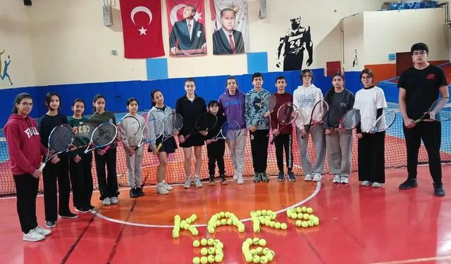 GSB Spor Okulları kapsamında tenis antrenmanları devam ediyor