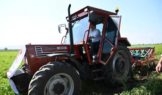 Vali, traktöre binerek hasat yaptı