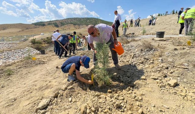 Turhal’da Zafer Bayramı’nın 102. yılı anısına 102 fidan dikildi