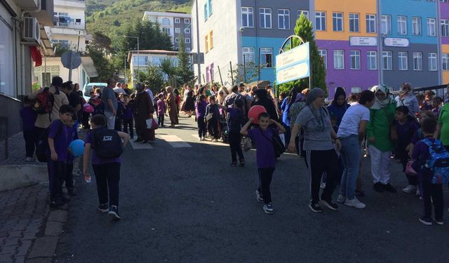 Gazi İlk ve Ortaokulu'ndaki öğrenciler trafik tehlikesi ile karşı karşıya