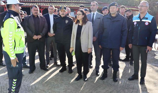 Yalova’da “Reflektör Tak Görünür Ol” projesi kapsamında 25 traktöre reflektör takıldı