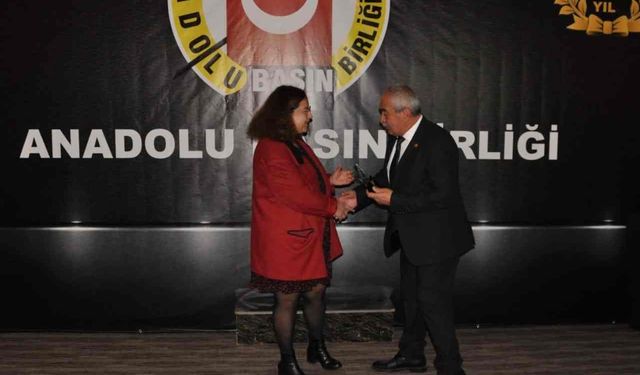 Temizliğe sürülen Samsunlu gazeteciye “direniş ödülü”