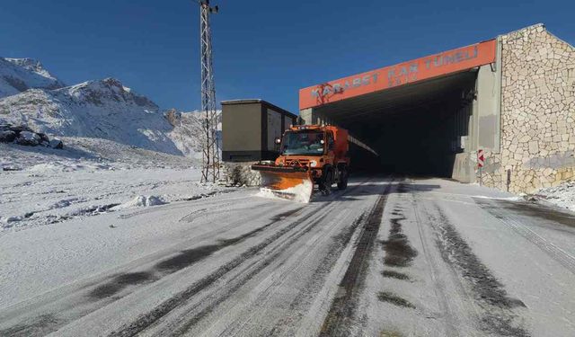 Van'da Karabet Geçidi beyaza büründü!