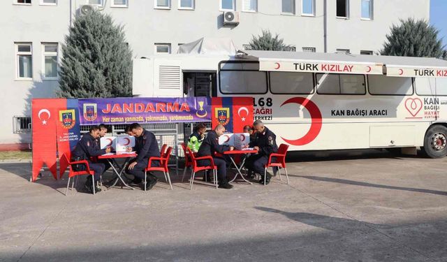 Yalova Jandarma’dan Hayat Kurtaran Destek Kızılay’a Kan Bağışı ve Madalya Töreni