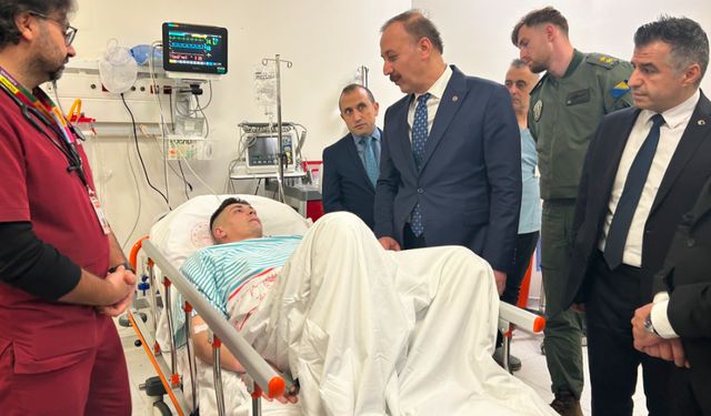 Vali Abdullah Erin, 6 askerin şehit olduğu kazada hastaneye kaldırılan askerleri ziyaret etti