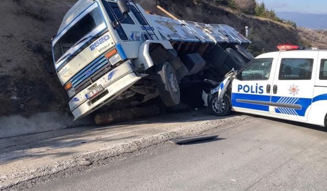 Burdur'da arıza yapan kamyon kazaya neden oldu