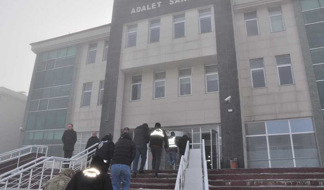 Kars merkezli 8 ilde düzenlenen operasyonda yüzlerce kişiyi dolandıran çete çökertildi