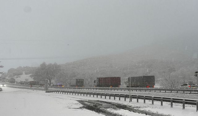 Burdur il merkezinde mevsimin ilk karı etkili oldu