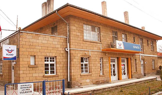 TCDD, Isparta Tren Garı’nda saatleri güncelliyor