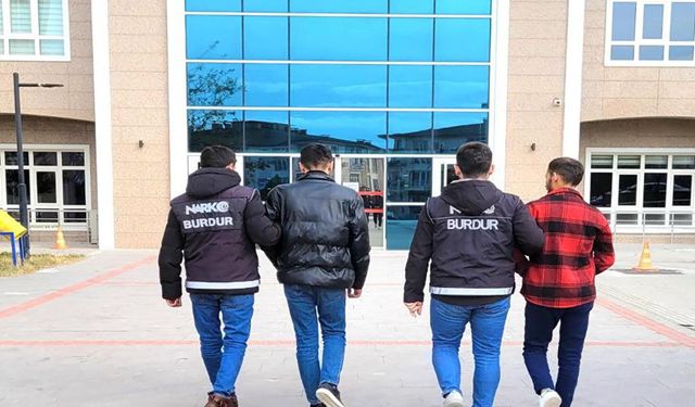 Durdurulan araçtan uyuşturucu çıktı, 3 şüpheli tutuklandı