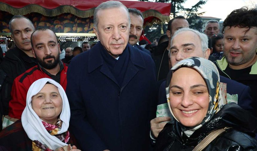 Cumhurbaşkanı Erdoğan, Sultanahmet'te vatandaşların Regaip Kandili'ni kutladı