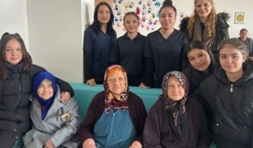 Burdur’da liseli gençlerden huzurevi sakinlerine ziyaret