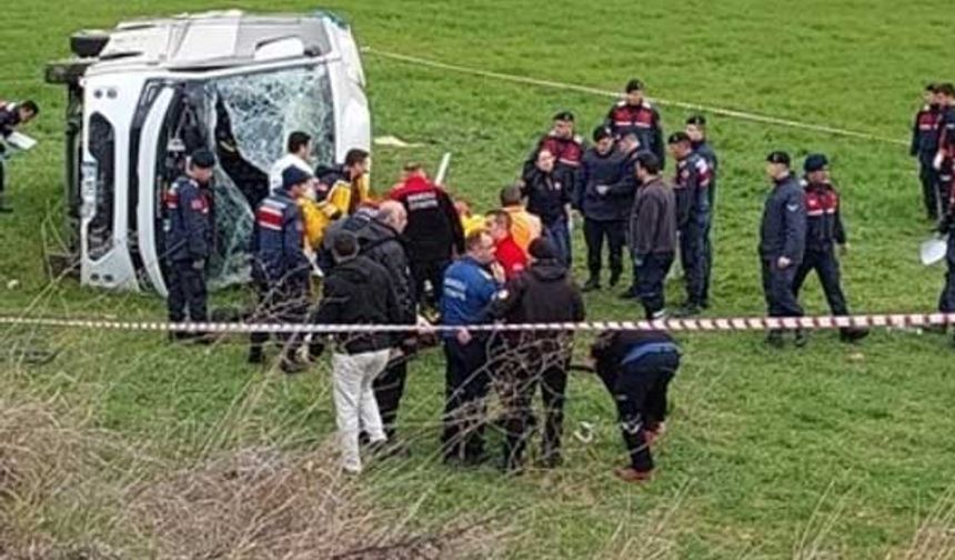 Denizli'de sporcu öğrencileri taşıyan midibüs devrildi: 2 ölü 26 yaralı