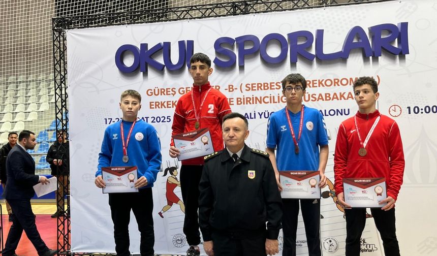 Sivaslı güreşçilerden büyük başarı