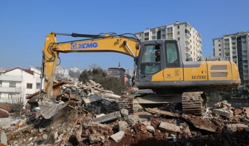 Cedit’te 7 bina daha yıkıldı