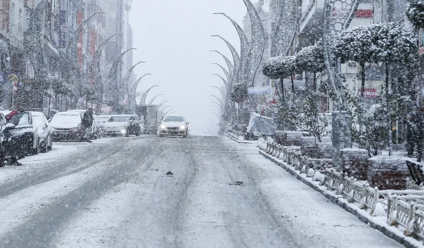 Kırklareli’nde kar yağışı etkisini artırdı: TRT ve NATO yolu kapandı