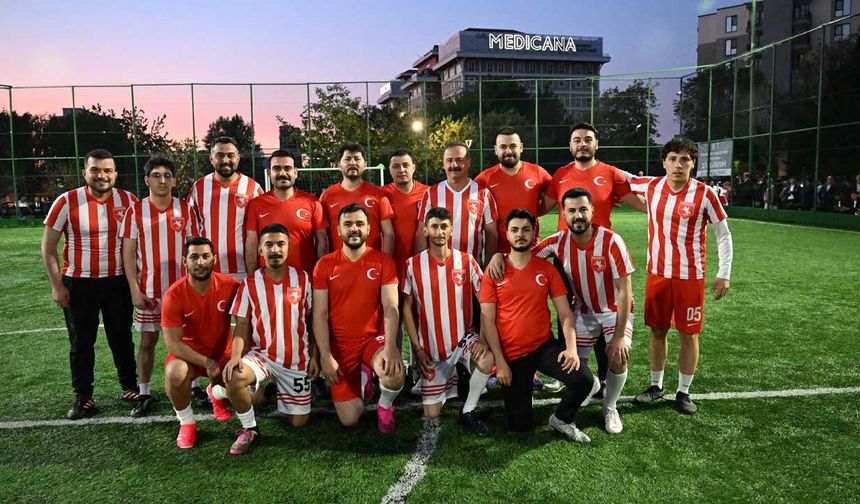 Yavuz Ağıralioğlu, Samsun’da gençlerle yaptığı halı saha maçında 2 gol attı