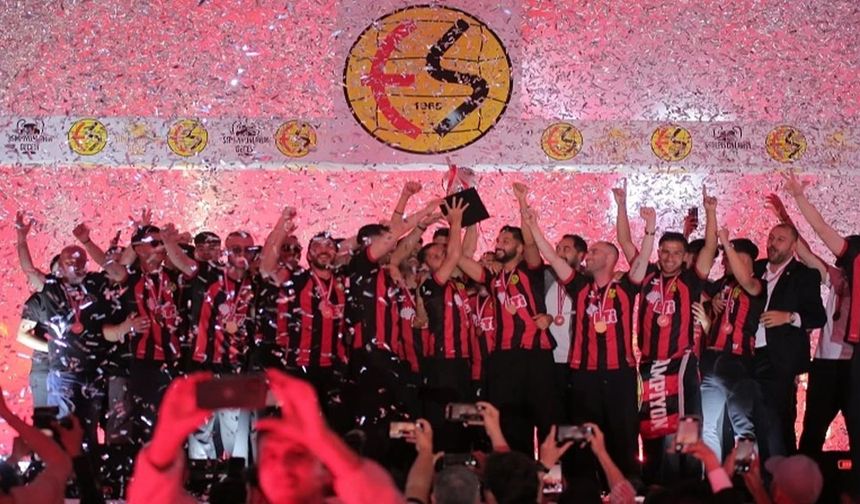 Eskişehirspor şampiyonluğunu sahada kutladı