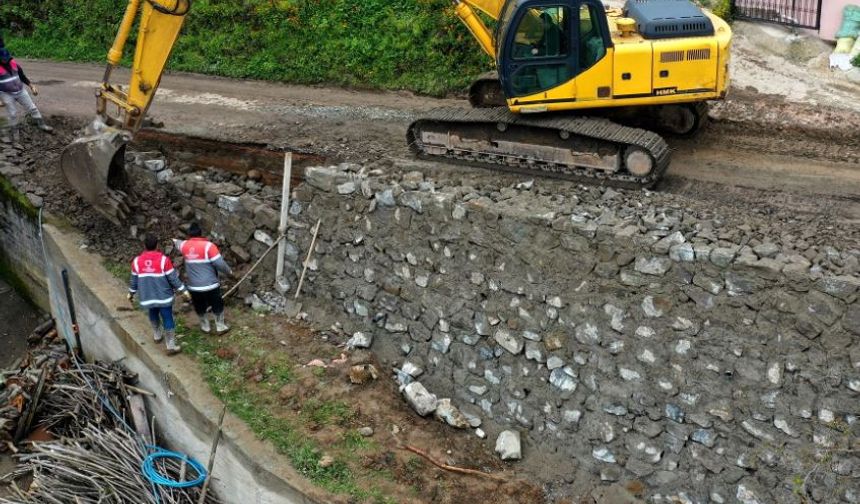 Çamaş’ta güvenli yol inşası sürüyor