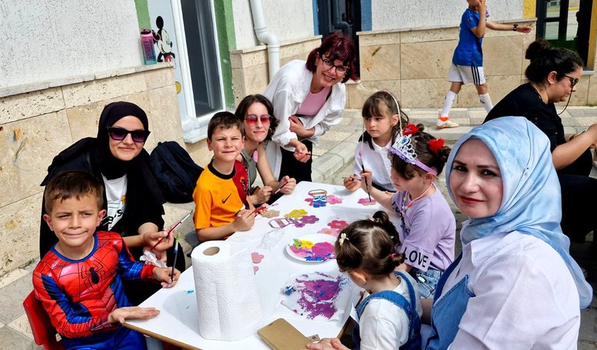 Öğrenciler, anneler günü hediyelerini  anneleriyle birlikte hazırladılar