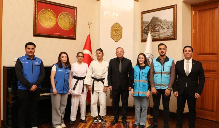 Gençlik Haftası kapsamında gençlerden Vali Polat'a ziyaret