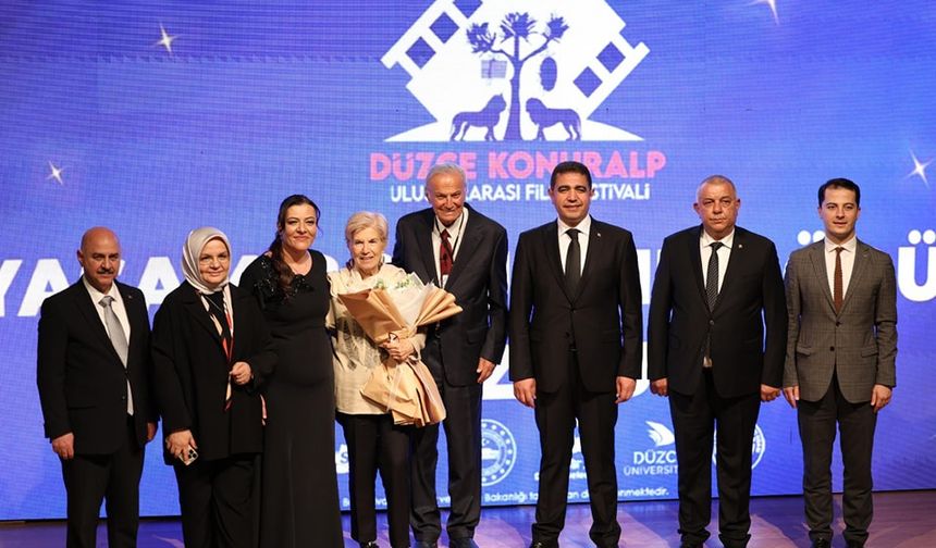 Düzce'de Ediz Hun’a “Festival Onur Ödülü” verildi