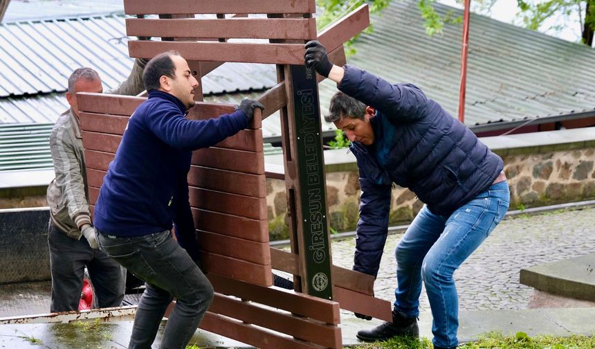 Giresun Kalesi'nde yeni oturma grubu ve masalar