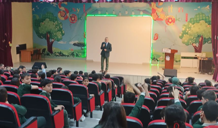 Gazeteci-yazar Metin Özmen 150. konferansını Bitlis'te verdi