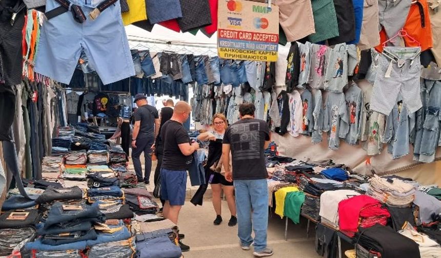 Antalya'da turistler pazarcı esnafının yüzü gülüyor