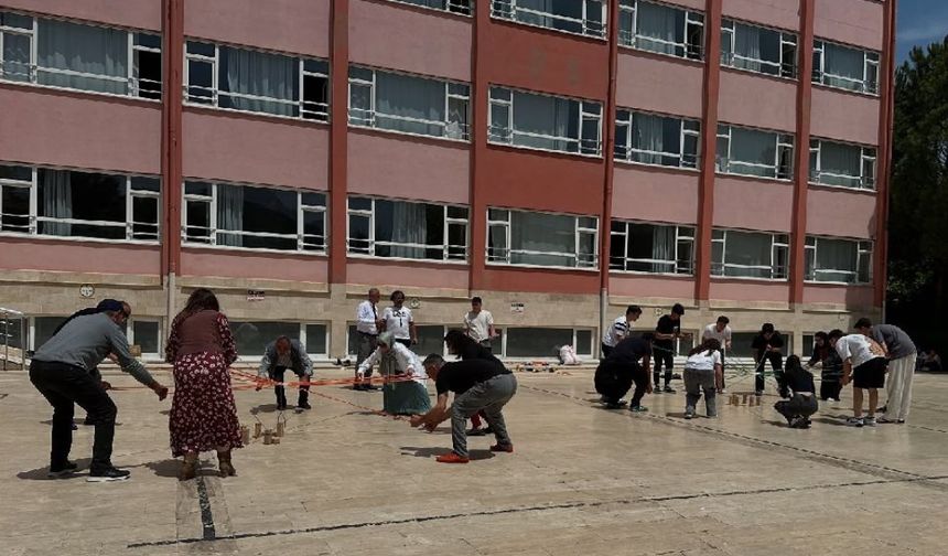 Bucak Mehmet Cadıl Anadolu Lisesi’nde Geleneksel Kavurma Şenliği coşkusu